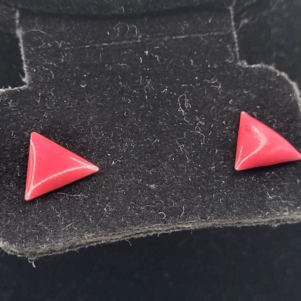 Pink Enameled Triangle Shaped Gold Tone Metal Vintage Earrings 0.5in